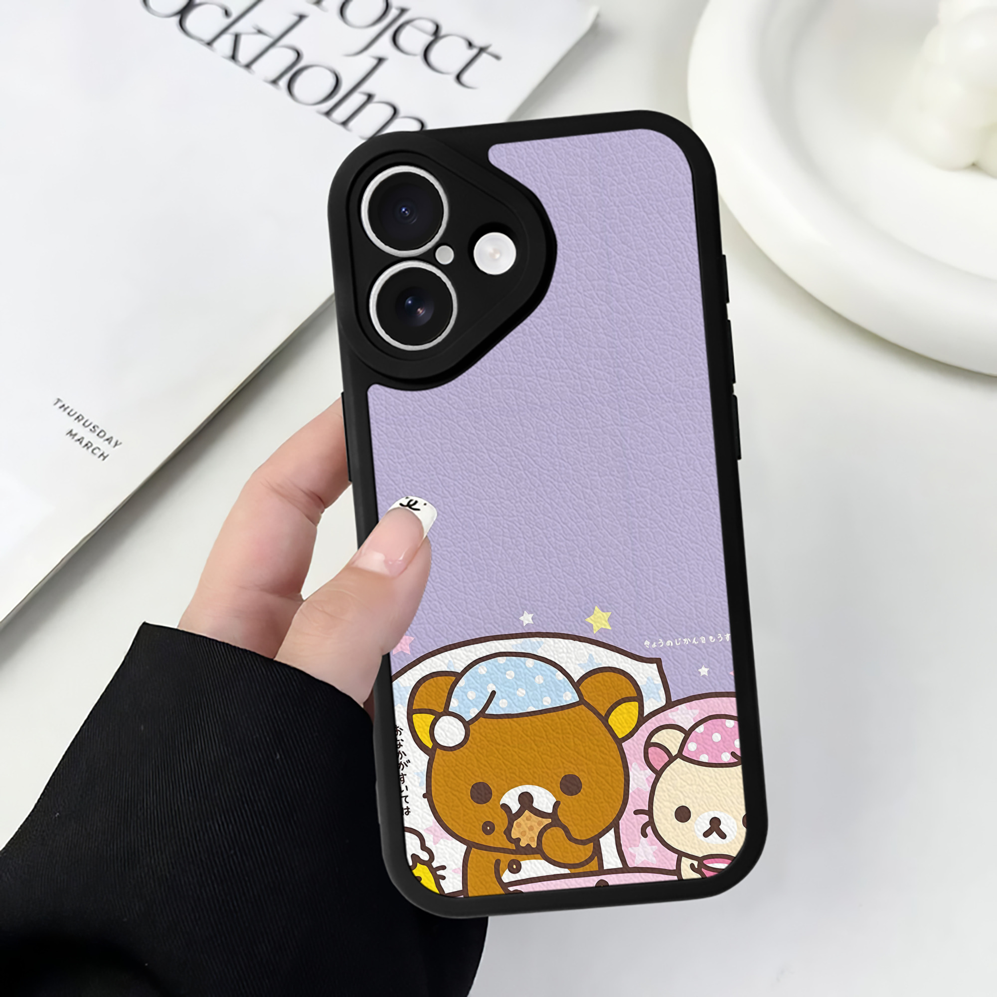 （画像用） リラックマ リラックマ キイロイトリ Rilakkuma Korilakkuma Kiiroitori 【iPhone 16シリーズ対応】シリコンスマホケース（レザー調） 材質：シリコン
